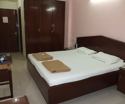 https://imgcld.yatra.com/ytimages/image/upload/t_hotel_yatra_city_desktop/v1443689235/Domestic Hotels/Hotels_Bareilly/Avadh Hotel/bedroom_3.jpg